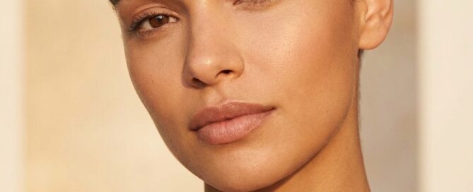 Woman with naturally defined eyebrows representing hair transplant eyebrow restoration options and artistry