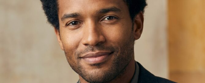 Man with natural-looking full hairline representing discreet no shave FUE hair transplant results