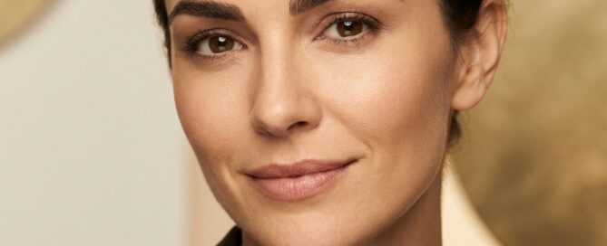 Woman with naturally restored, well-defined eyebrows illustrating the transformative results of hair transplant for eyebrow restoration